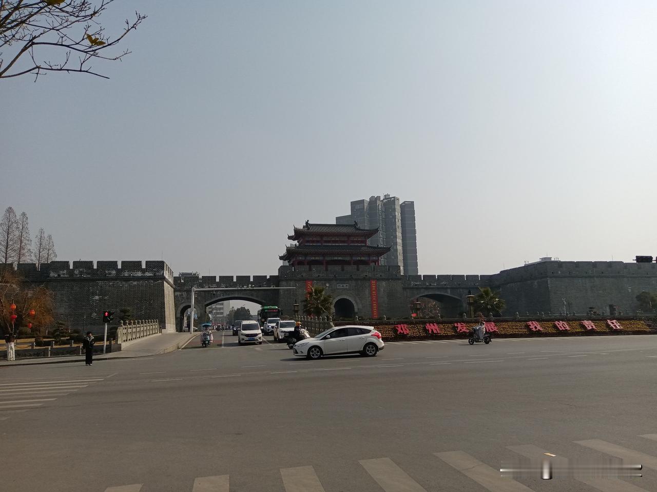 邓州西城墙，平城门门楼可以免费登临远眺了。
春节前，邓州内城高大雄伟的西城墙，以