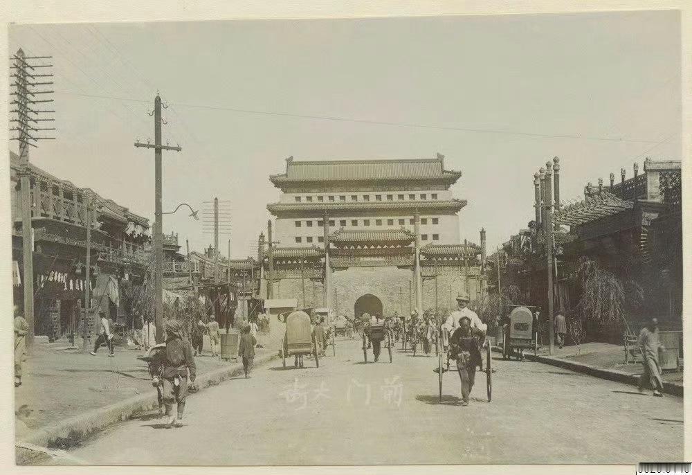 图一是庚子年的前门大街，图二是更晚的清末，图三是民国，有电车了，五牌楼还是木头的