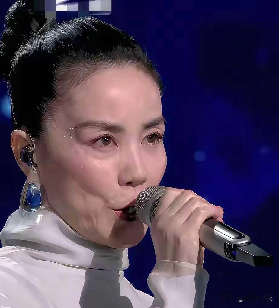 今年的春晚王菲丟大了，被全网骂上了热搜，化妆师你给我出来…