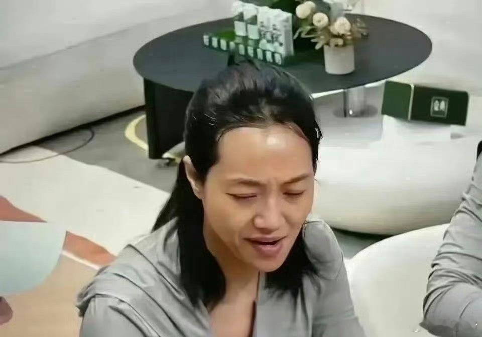 素颜的朱丹还没有普通女生好看，在人堆里都发现不了 ​​​