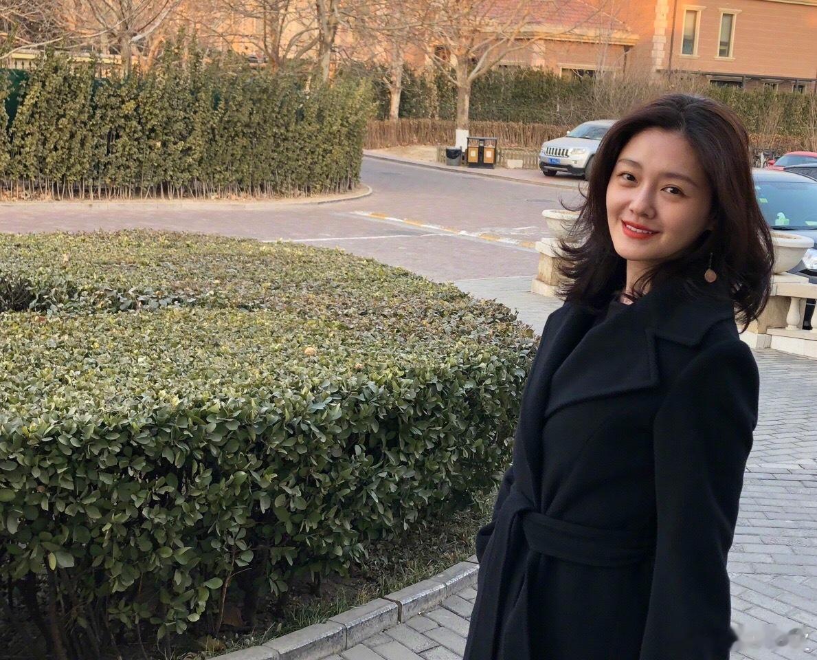 韩综在大S去世一周年特辑中，透露大S前往机场路上心脏骤停，家人送她去医院进行了1