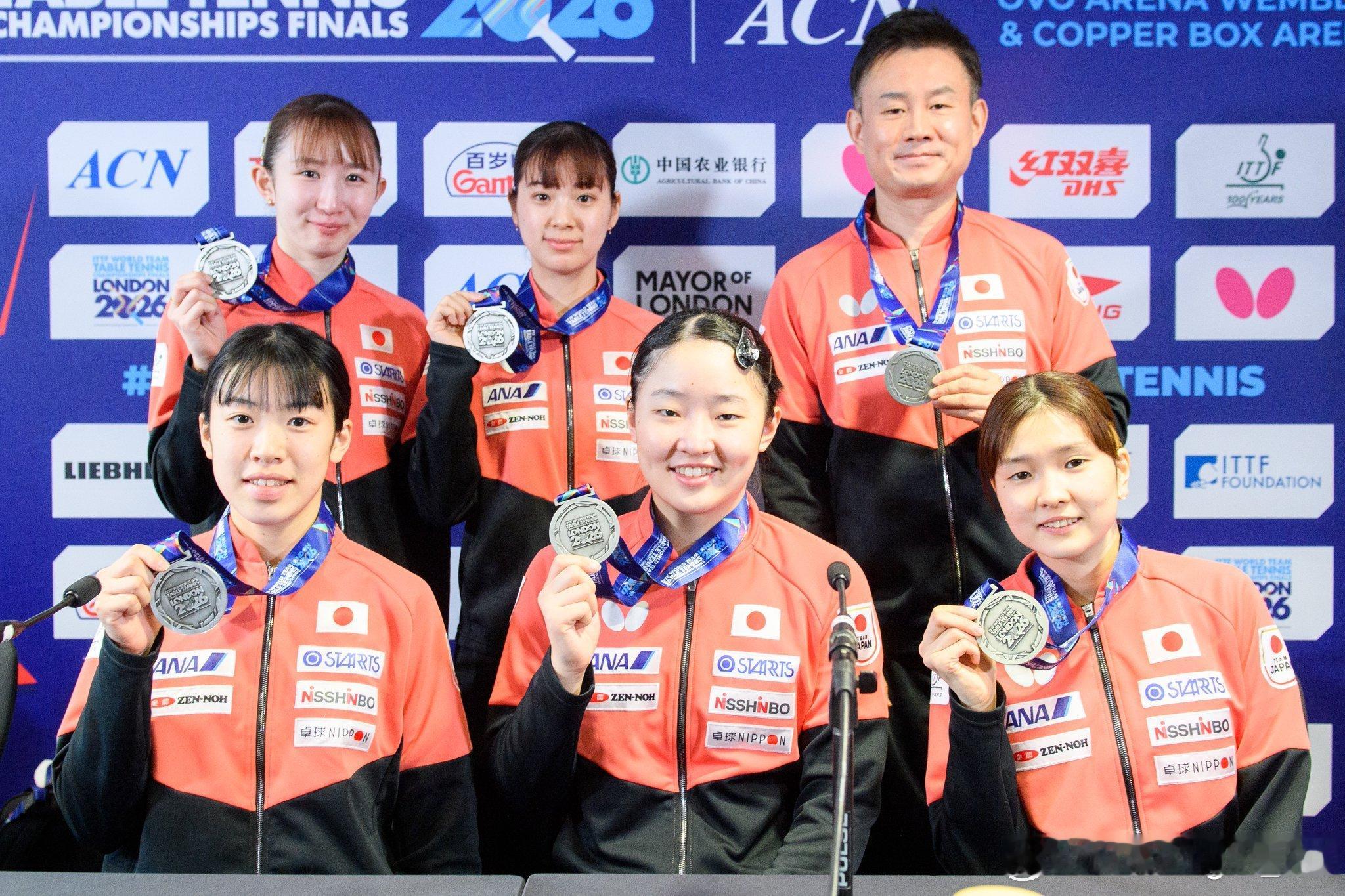 伦敦世乒赛团体赛 日本女团🥈颁奖仪式及发布会合影📸 