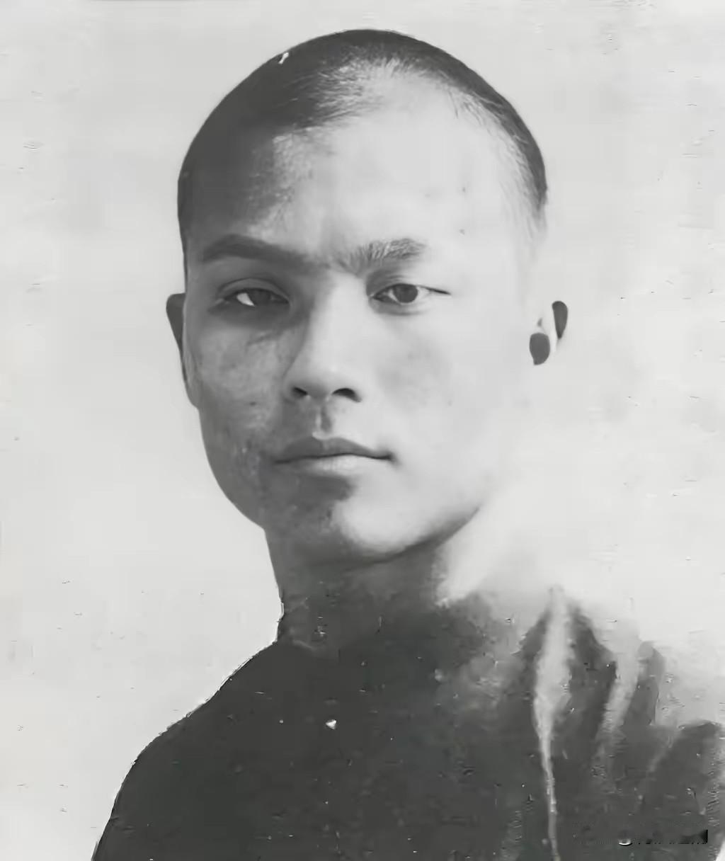 这是台湾地下党员张志忠年轻时的照片，他被捕后受了4年酷刑，妻儿也为他而死，国民党