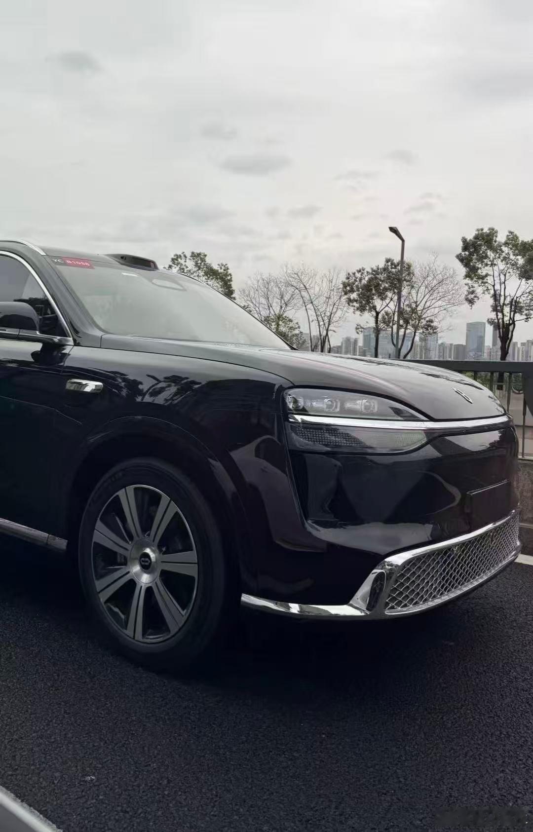 鸿蒙智行 2026 款问界 M9 无伪装实车今日再曝。画面显示，2026 款问界