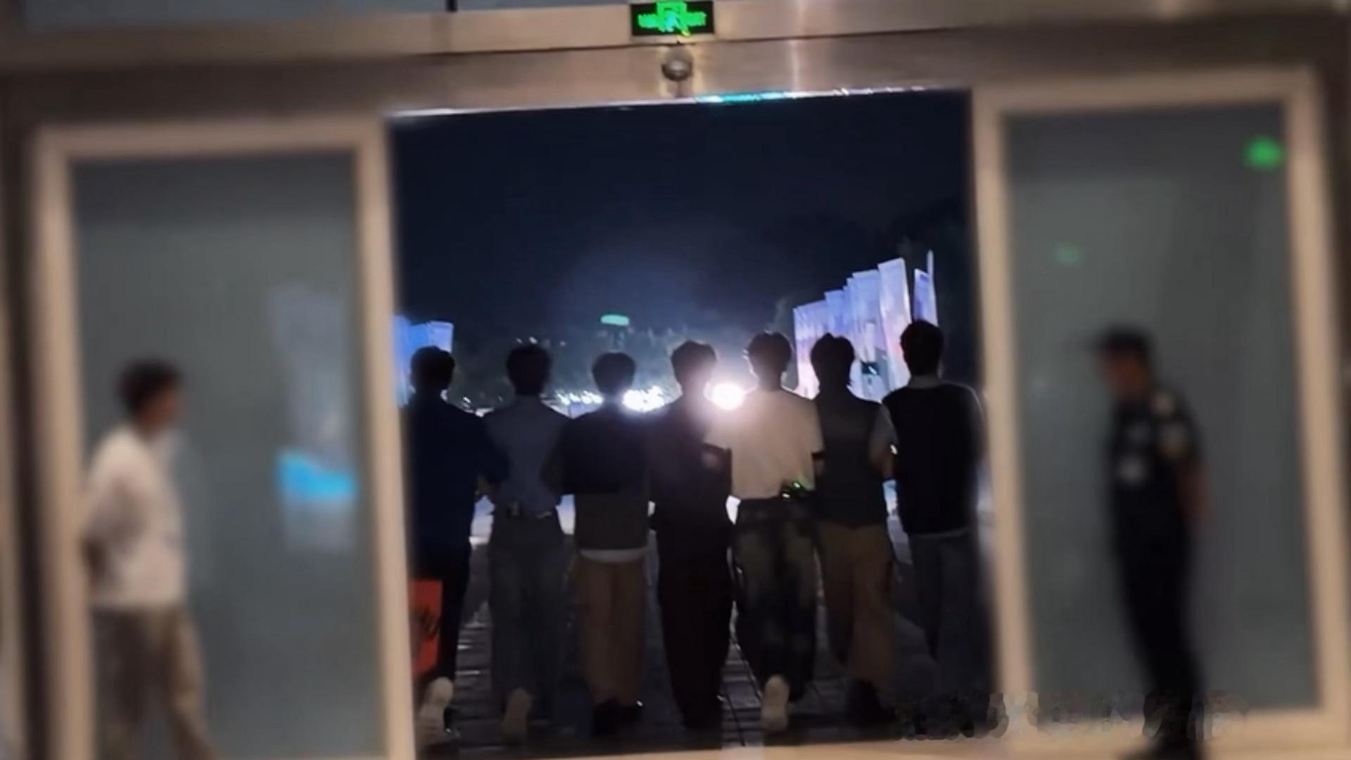 背挺得倍儿直 