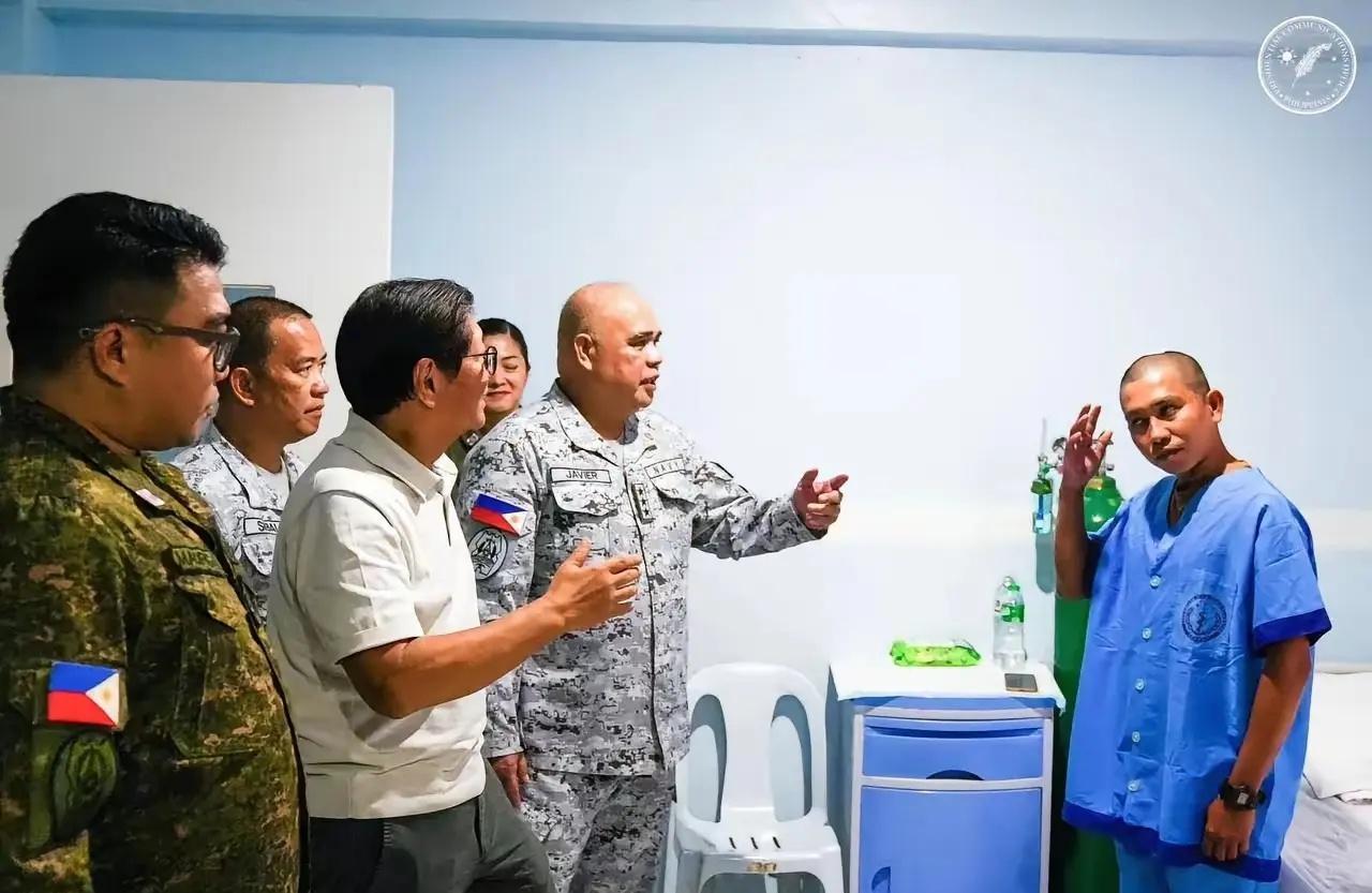 菲律宾总统看望两个受伤的菲律宾海军人员，并给他们发10万比索（约1万元人民币）的