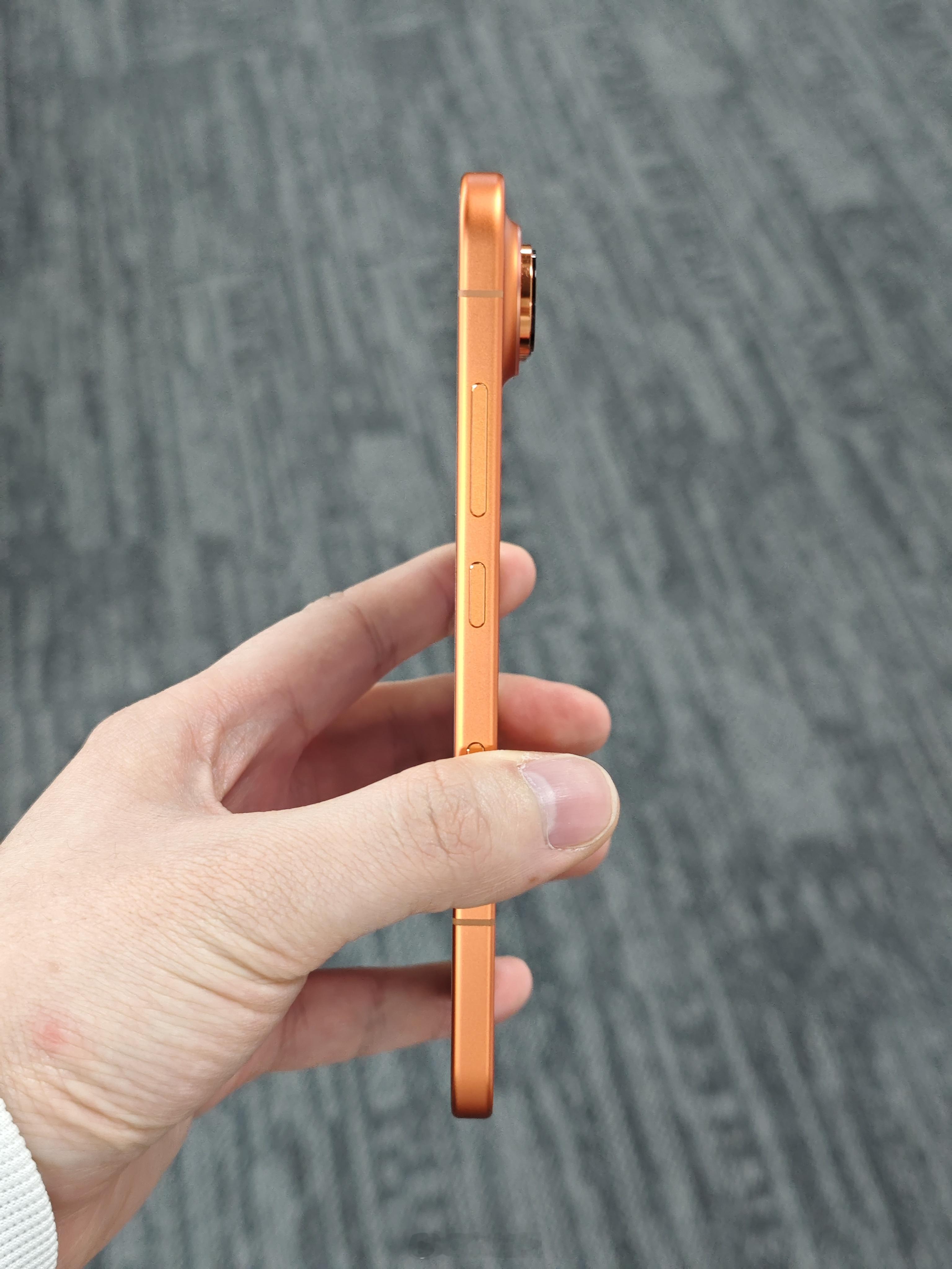 其实这种Air机型除了缓解各位的腱鞘炎，它们也很适合双持党当备用机毕竟放在包里，