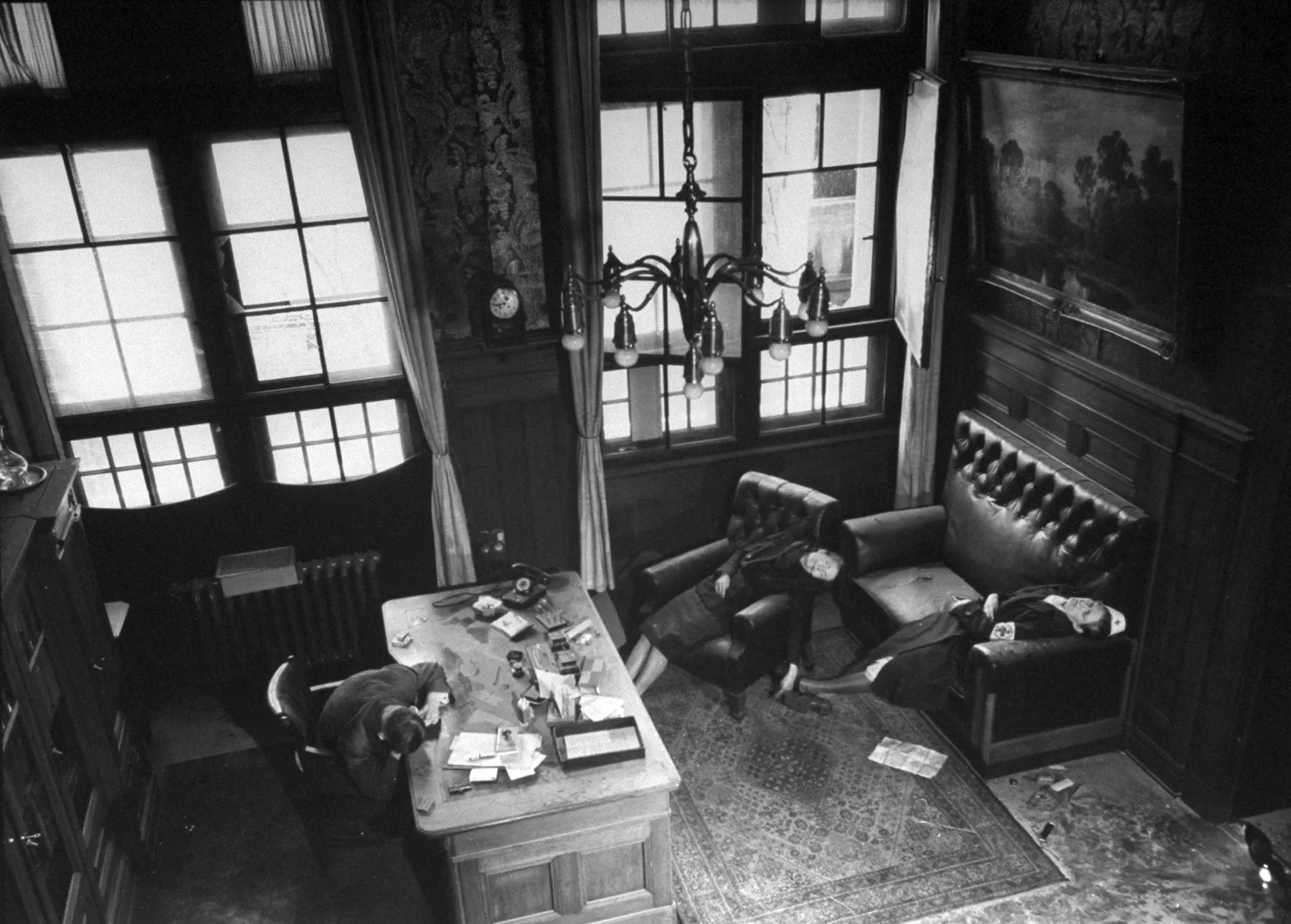 1945年。自杀的希特勒拥趸们，被《生活》杂志摄影师玛格丽特·伯克-怀特拍下 