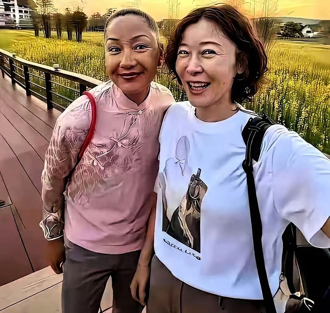 两个女神，不再漂亮了，也不再年轻了，像个老大妈，垂垂老矣，真是岁月不饶人，美人也