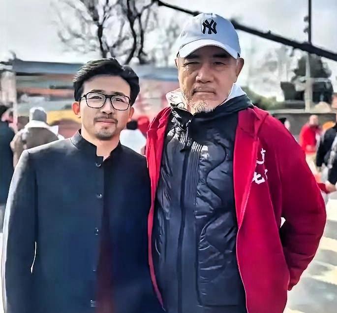 真不敢认这是陈宝国
头发胡子全白一脸倦态
曾经荧幕上霸气十足
如今看着让人心头发