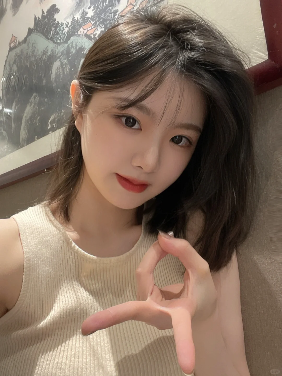 反手比个耶✌️