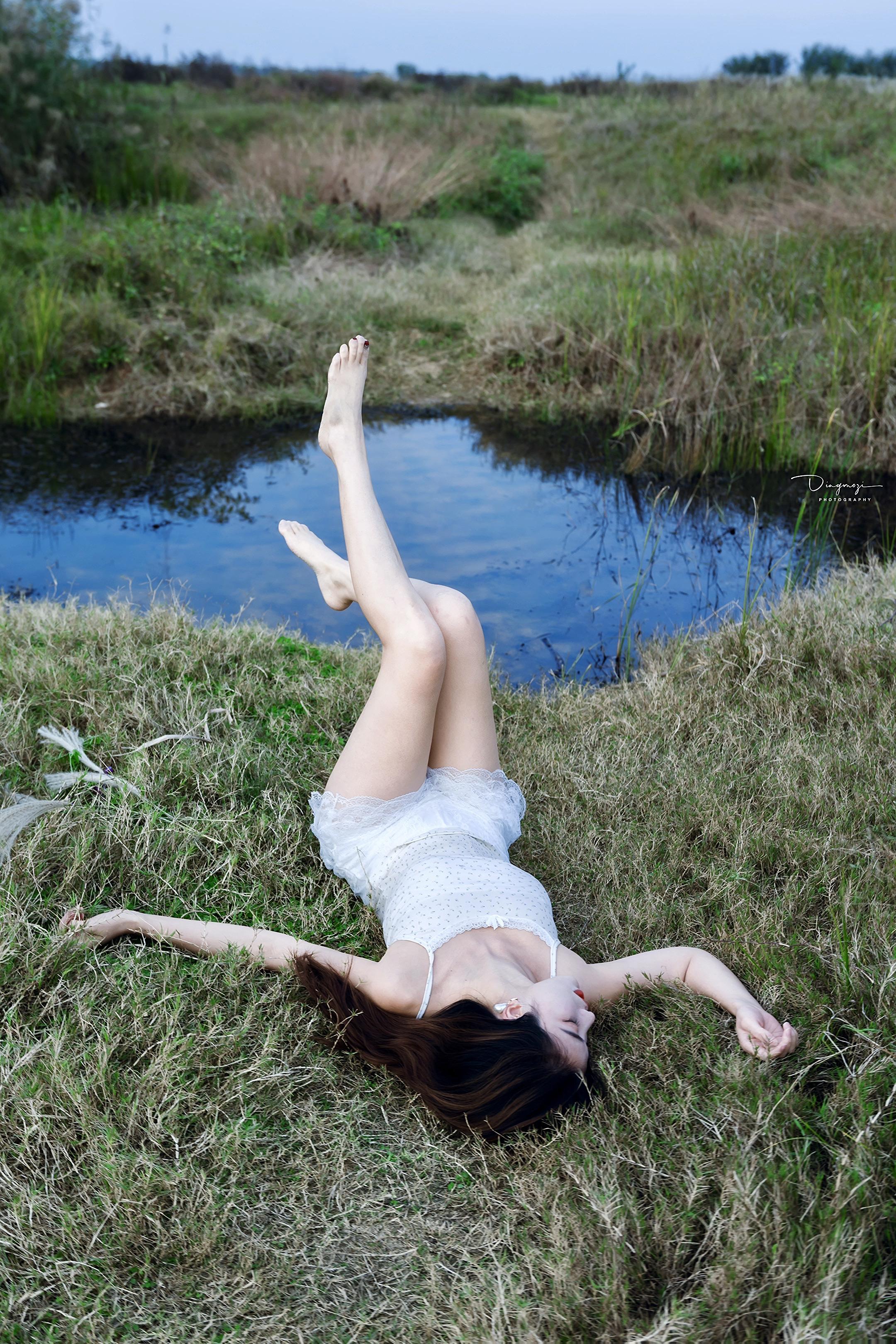 就这样躺下｜感受旷野的慵懒气息。《御姐户外慵懒写真》 模特