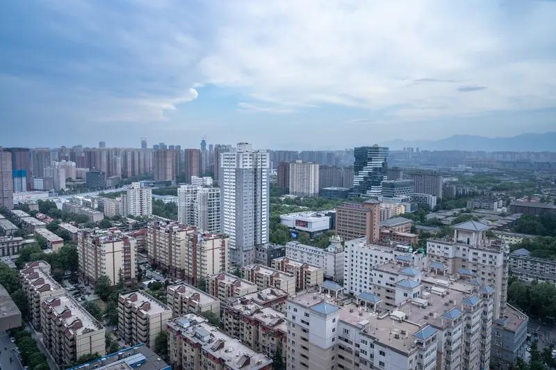 由于西安中小私营企业发展滞后，造成大量年轻人就业困难，不得不离开西安去南方打工，