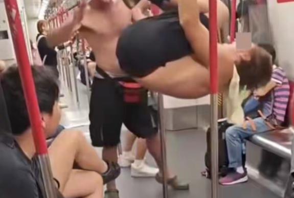 继外籍男子在港铁车厢内当众做出不雅举动无人制止之后，没过几天，又曝出一群赤膊外籍