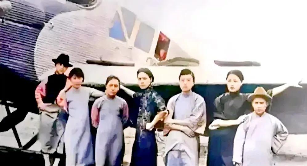 1926年，山东济南，张宗昌的姨太太们，一张罕见的合影，照片中的她们长相各异，面