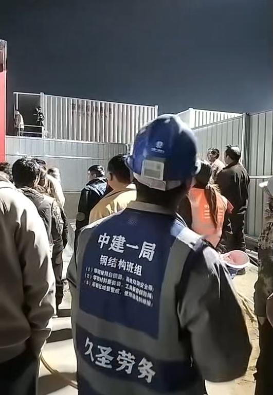 建筑工人摇晃围栏大喊“我们要出去吃饭”；知情人：限制工人外出吃饭，要求在工地食堂