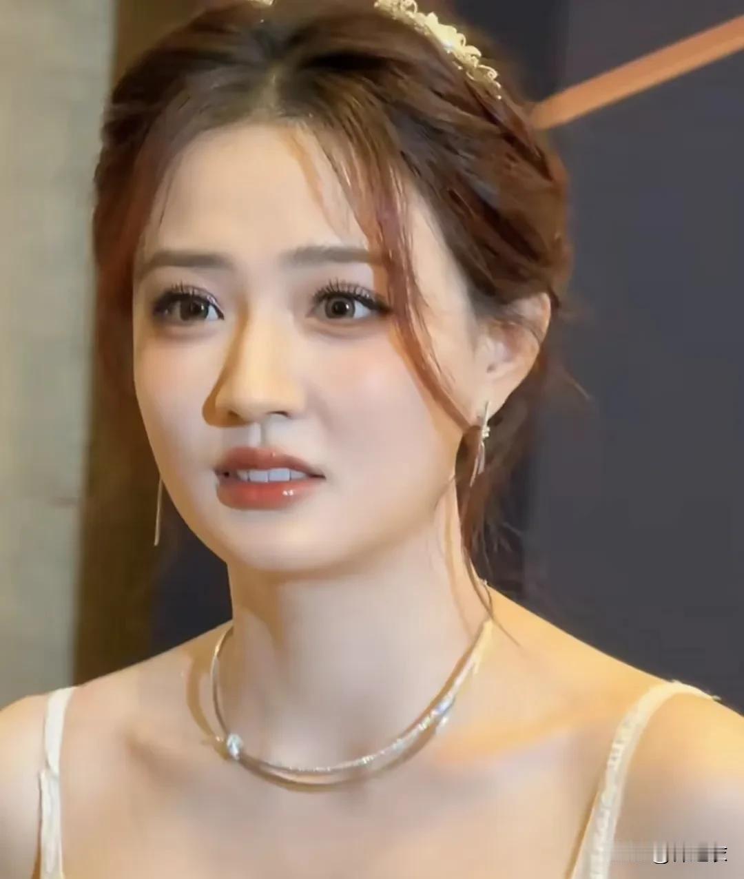 有网友问徐璐是属于方圆脸吗？我看过路人拍的徐璐纯生图，看着她的脸很小，很瘦，没什