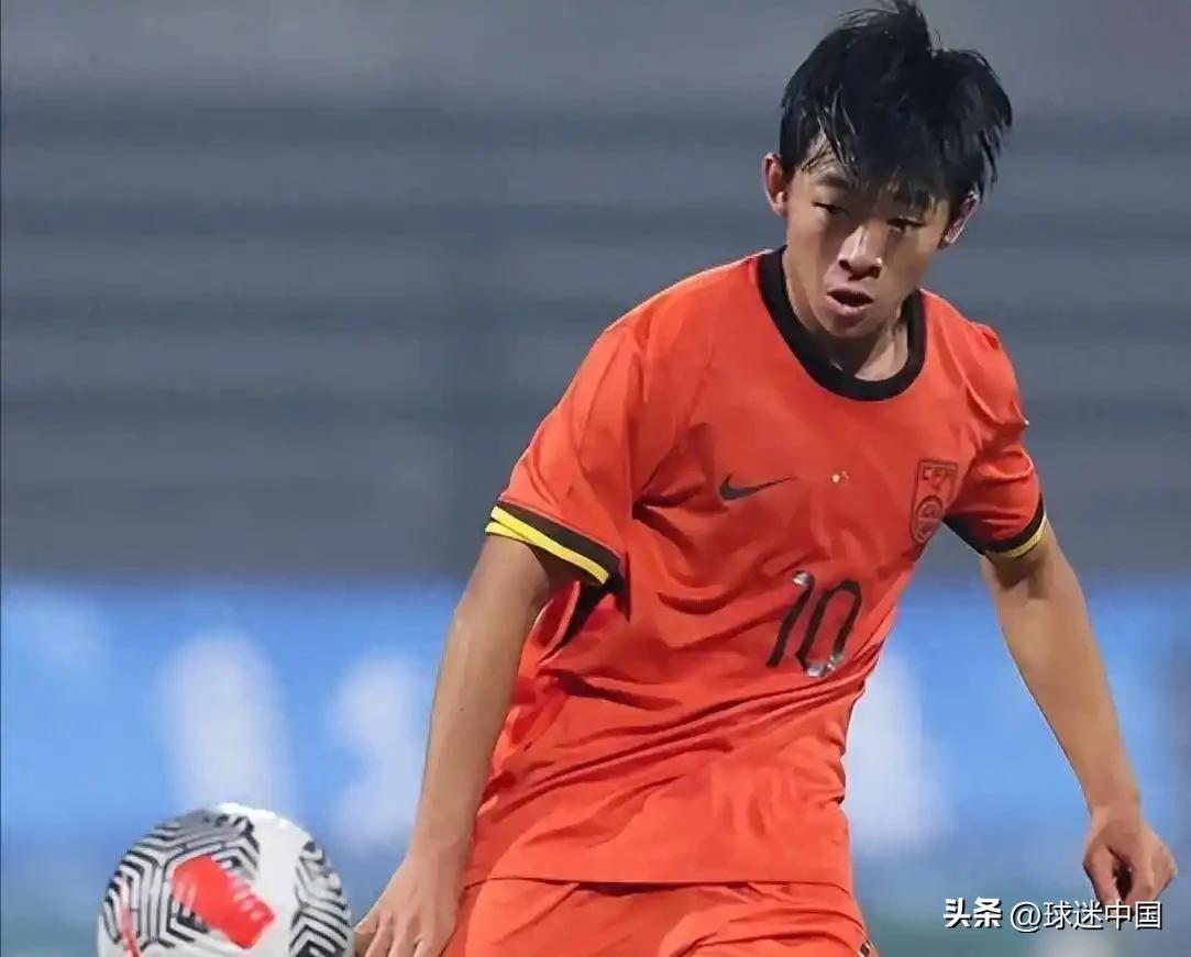 看完中国U17绝杀阿森纳的比赛，不少球迷问我一个问题——赵松源在清华附中读书，不