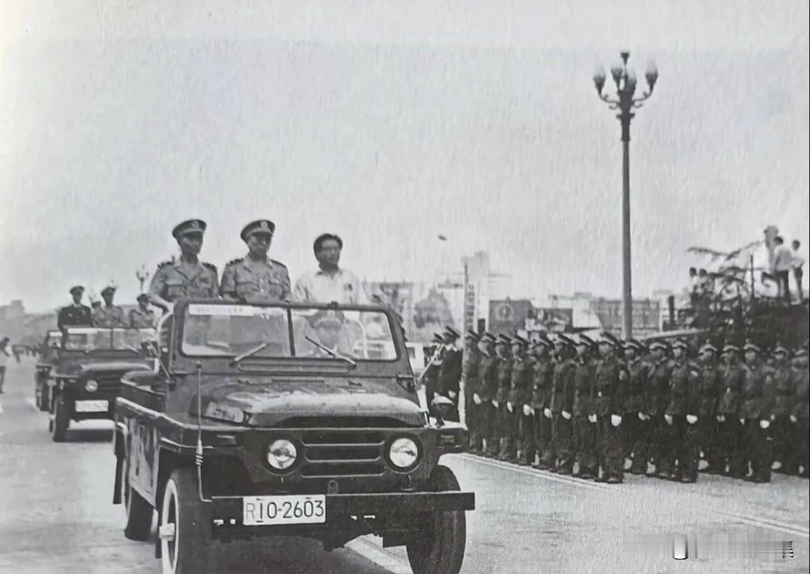 1990年，八一建军节，绵阳军分区司令员包亦坤、绵阳市市长王金城等党政军领导在吉