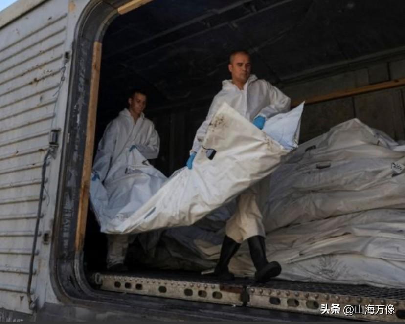 据外媒援引：6月的俄乌协议后，
俄乌双方方面开始积极的展开交还
战死者遗骸工作。