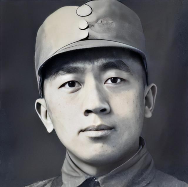 1942年，一名伪军师长派人送给粟裕两包烟，粟裕疑惑地拆开烟盒一看，里面竟藏了一