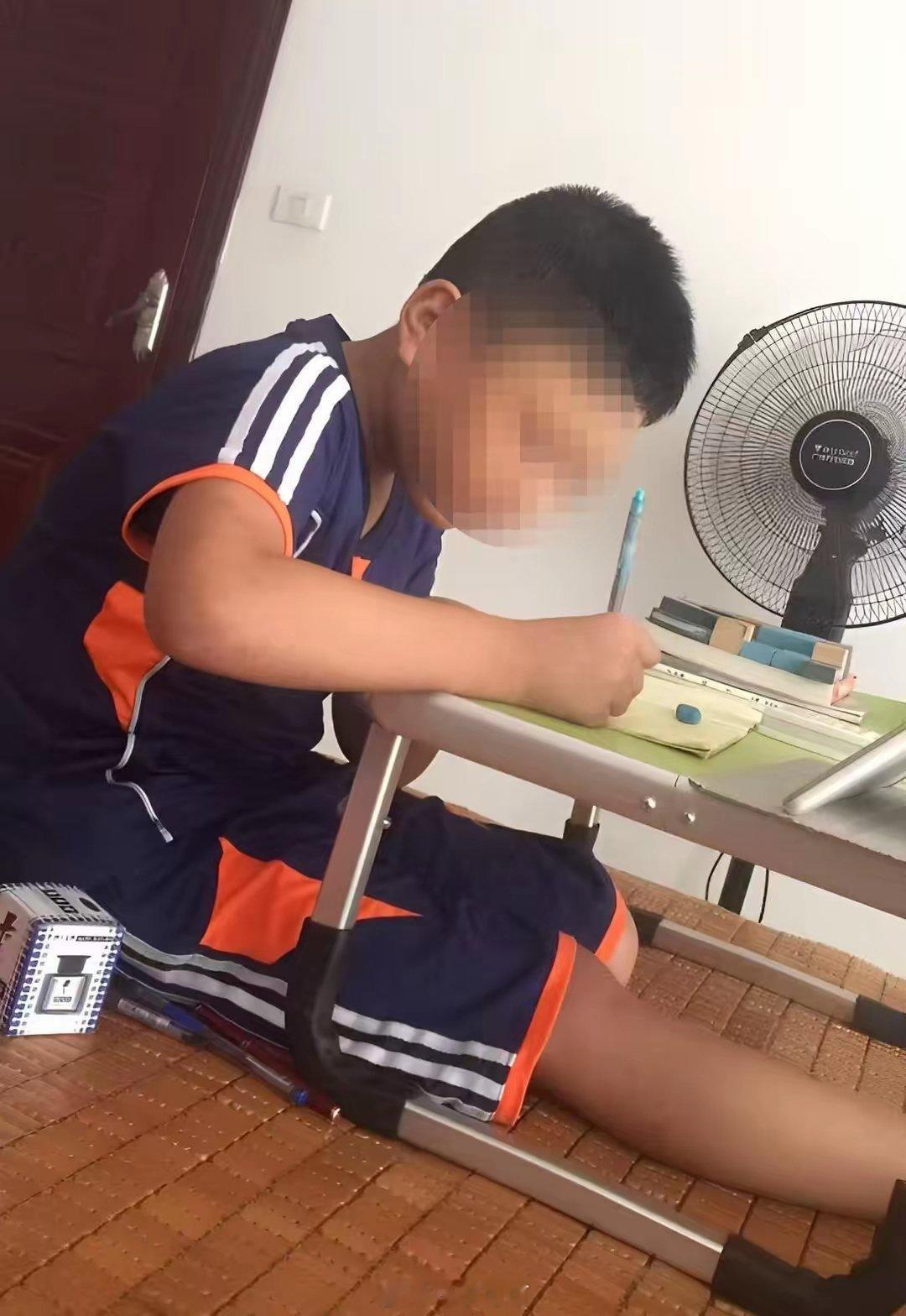 柳州二十二中案核心事实14岁初二男生柳某（患抽动秽语综合征，情绪易波动，家属已告