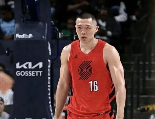 杨瀚森如果换个发型，会更强？

开拓者媒体人Alex Moore给杨瀚森建议：应