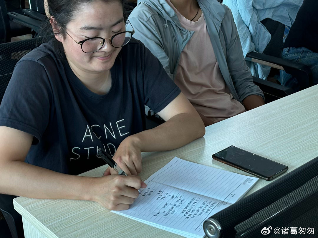 罗平首届花乡红人人才孵化大赛启动 在这一方农业的产业欣欣向荣的发展，其实我觉得真
