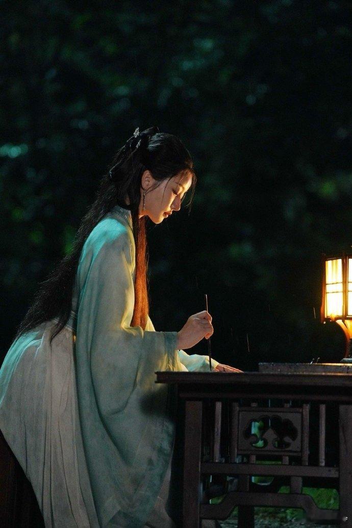 姜贞羽狐狸尾巴露出来了  追剧《大奉打更人》，被姜贞羽的演技折服。她诠释的花魁浮