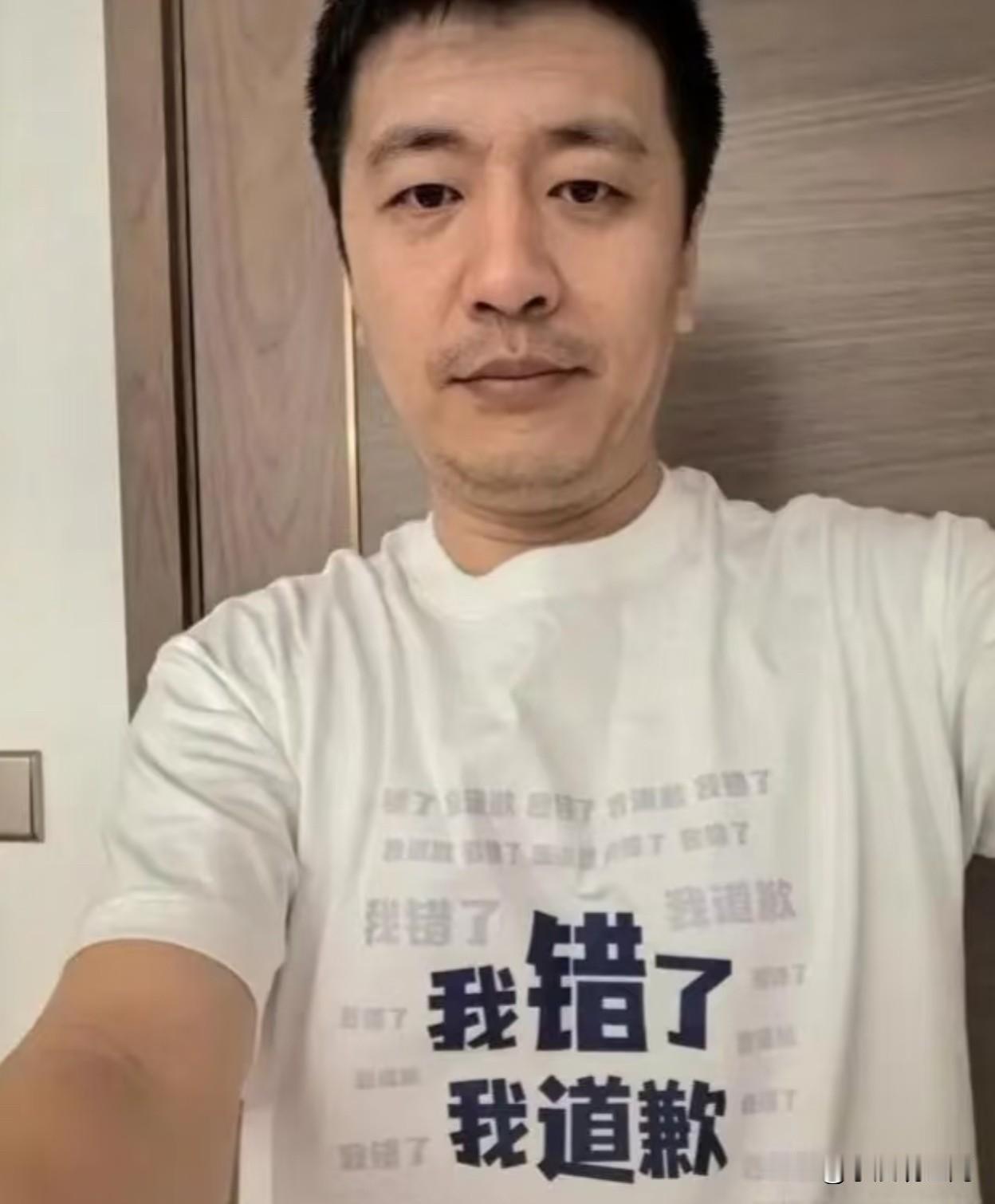 张雪峰万万没想到自己在表示捐5000万后会被全网封禁，估计他现在后悔莫及。
虽然