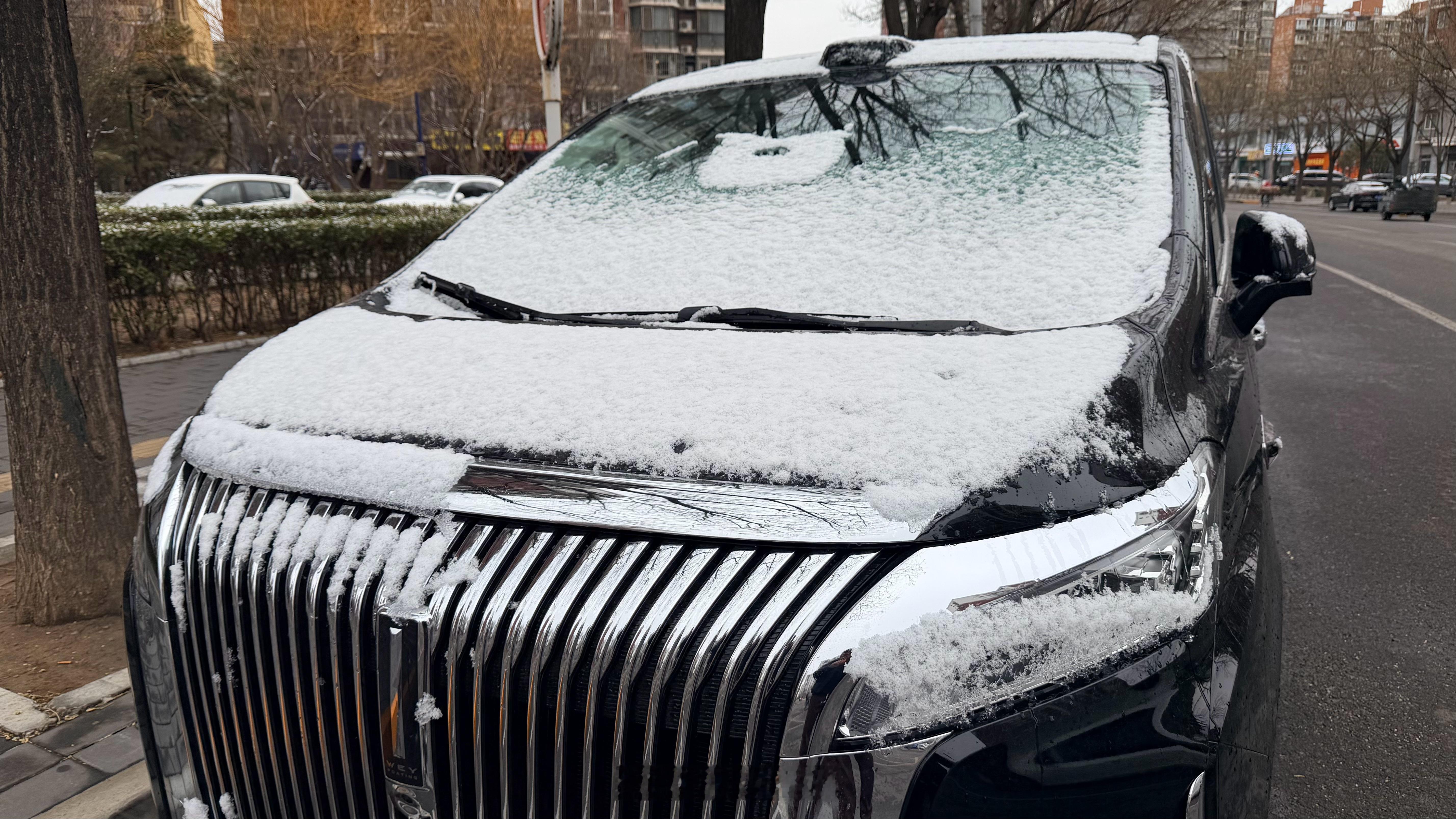 北京昨晚下雪了❄️，但地上都化了，车上还有一点点，算是冬天的告别吧…. 