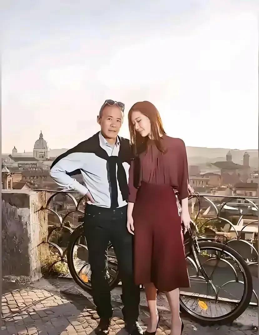 我觉得老王其实也挺无奈的，都70多岁了，还时不时的被小娇妻拉出来做背景板，搞搞热