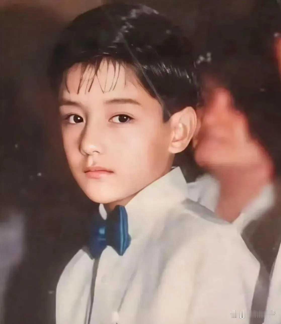 看明星照片猜名字， 据说是亚洲第一男生，小时候的照片，帅气无比，如果你能认出来，