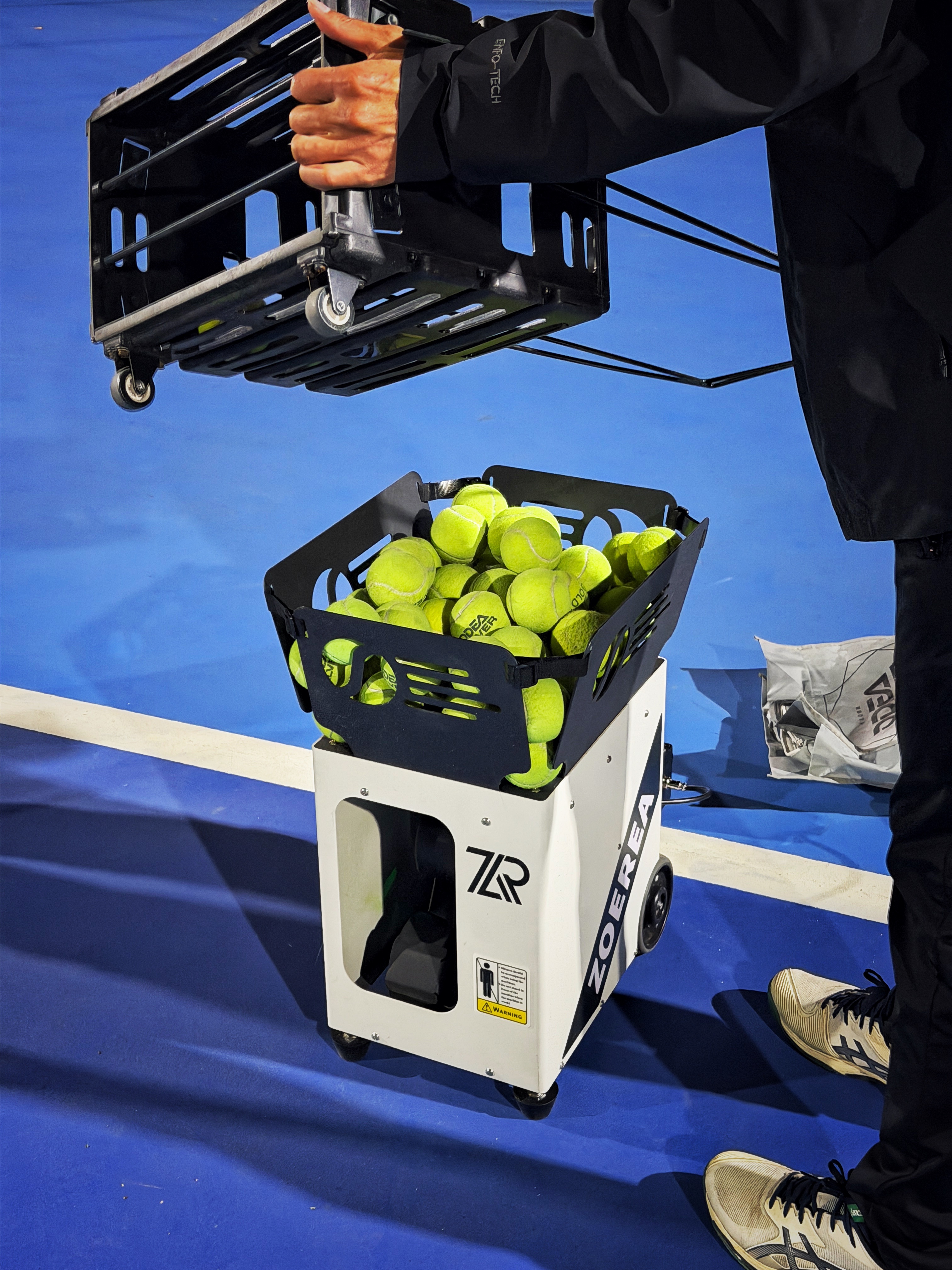 有阵子没打了，先和发球机对峙两小时🎾。多谢 安排的球拍，细节贼帅。