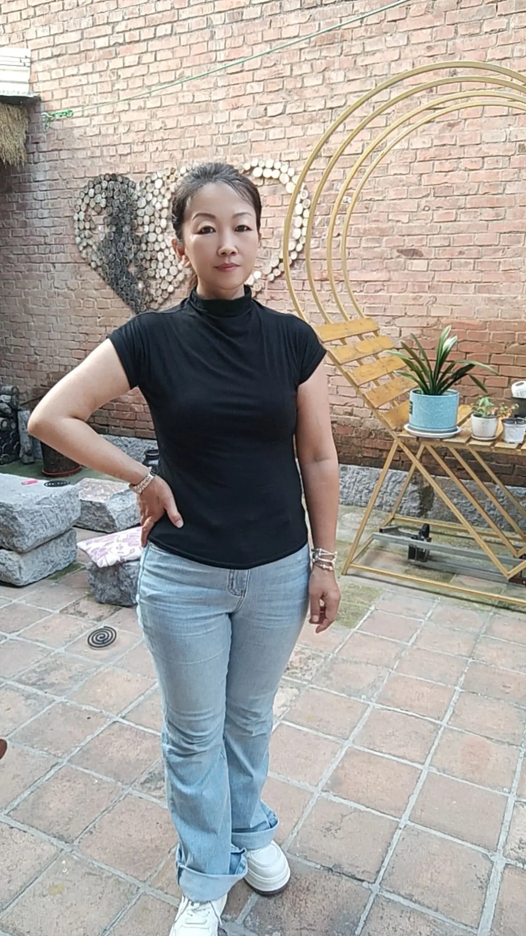 幸福不属于富人，也不属于穷人，属于知足的人。