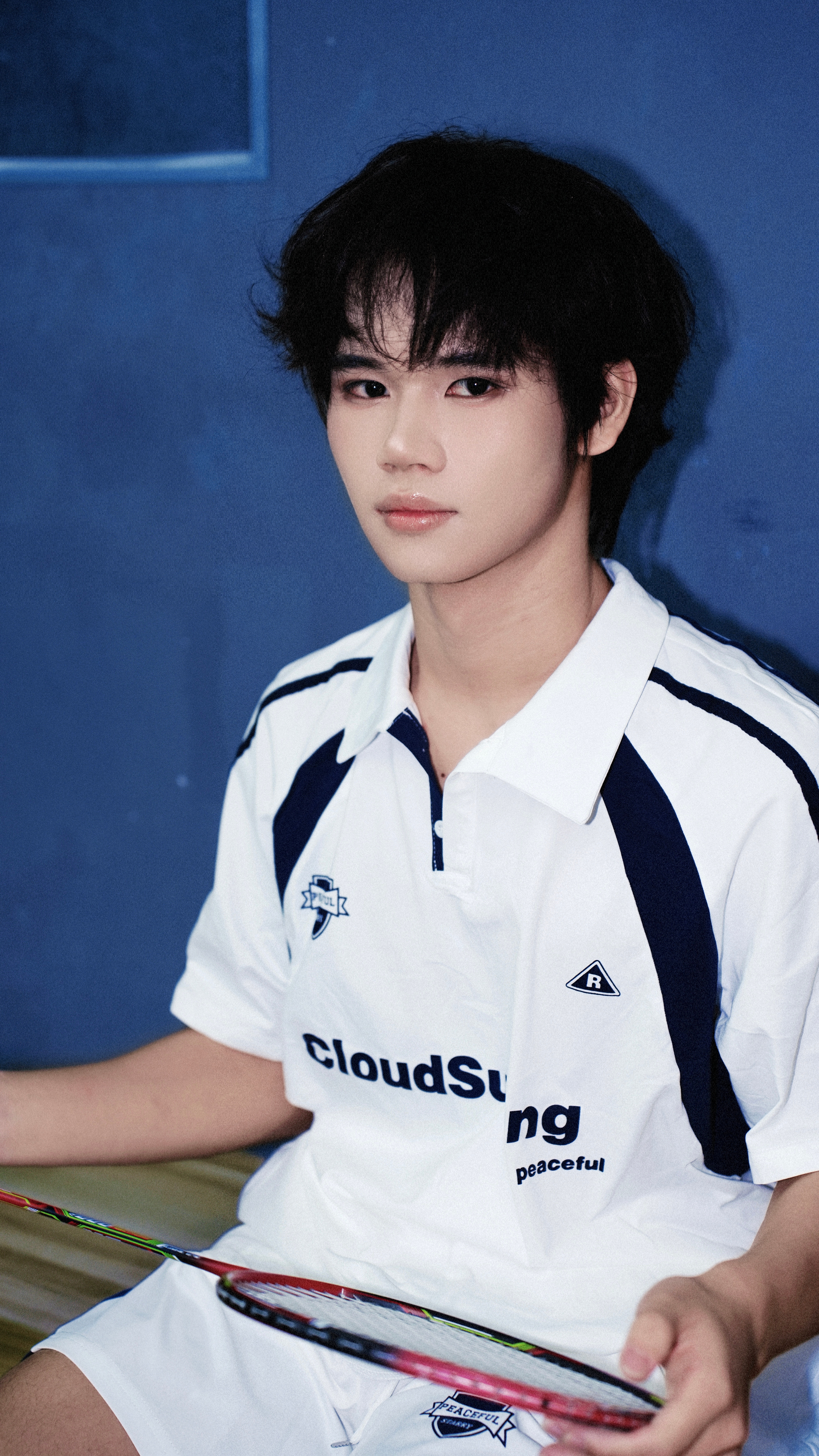 涵启十九星光运动感少年涵白衣少年手握球拍，光影勾勒轮廓，涵活力满满的运动少年模样