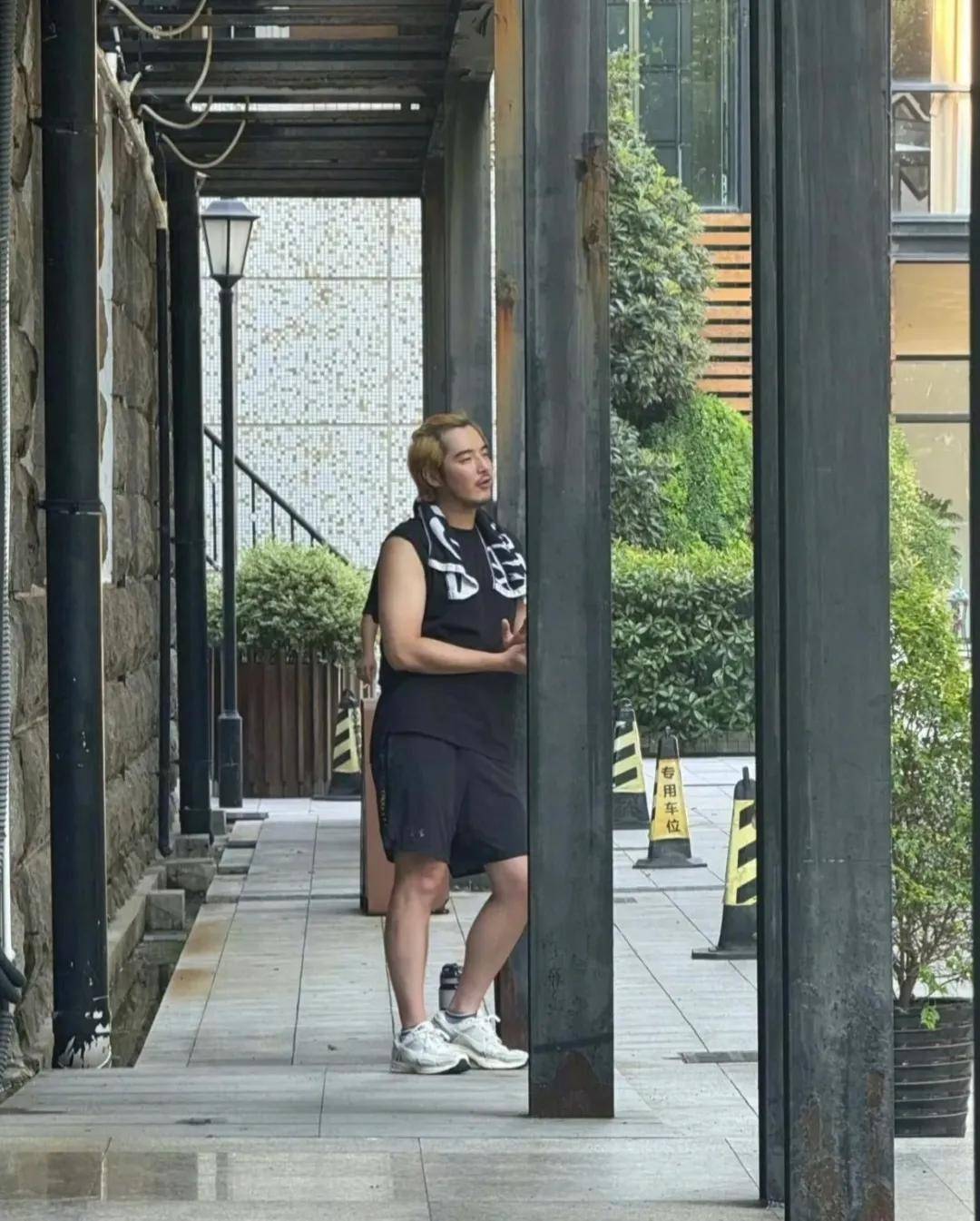 金世佳肚子谁还记得当年精瘦陆展博？偶遇图肚子直接出圈，幸福肥实锤 