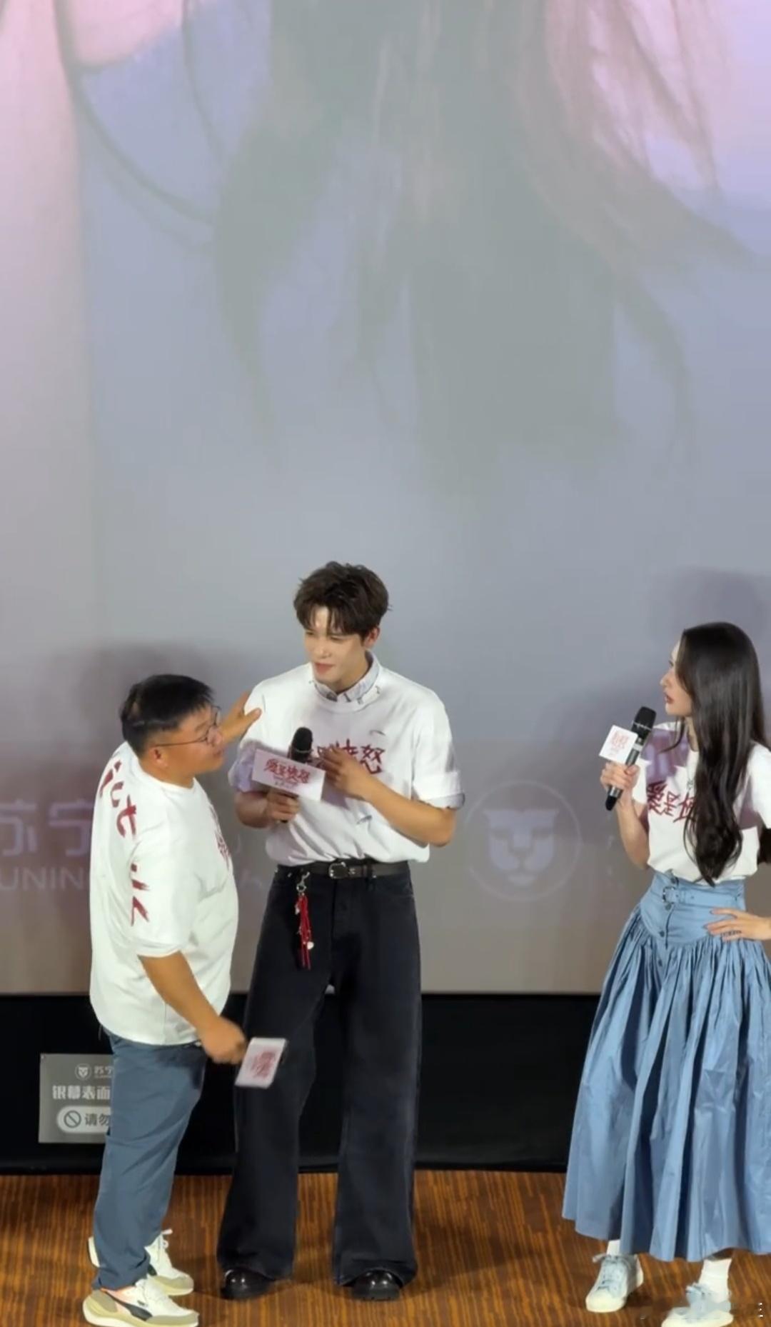 王安宇被导演提醒牙上有东西王安宇真的好可爱，被导演提醒牙齿上有东西，蹦蹦跳跳跑去