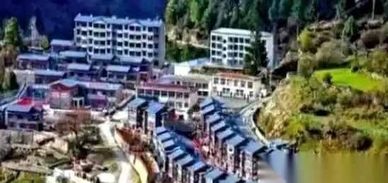 藏南那边最狠的一步棋，不是修了多少路，也不是建了多少哨所。
是卡车，一辆接一辆的