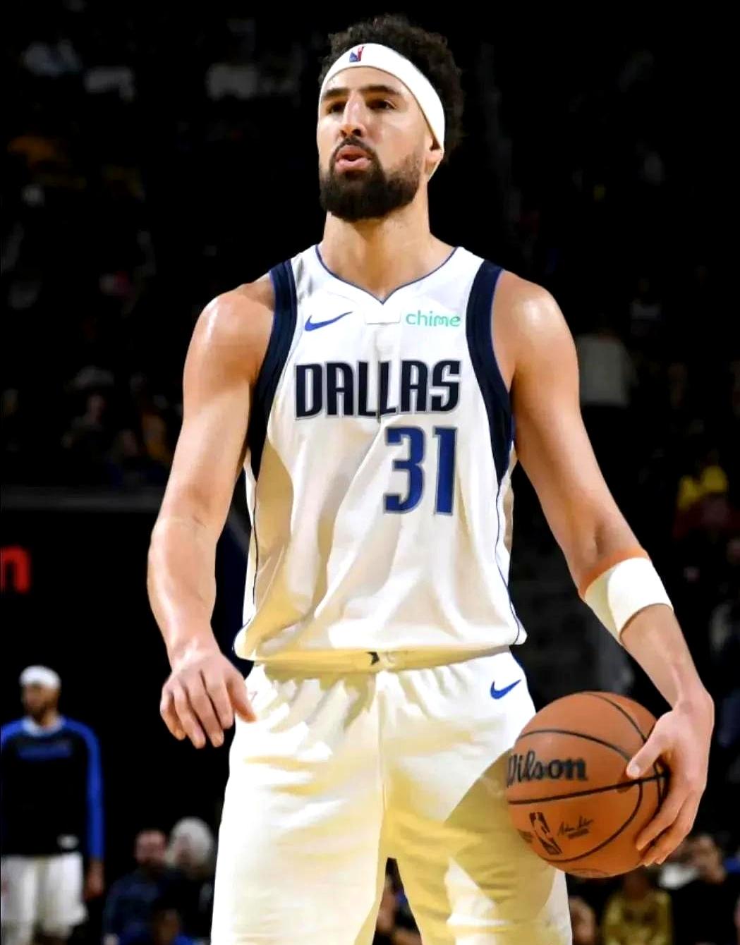 独行侠输到摆烂，克莱却悄悄回到巅峰射程。
3月5日对阵魔术，他26分钟轰下24