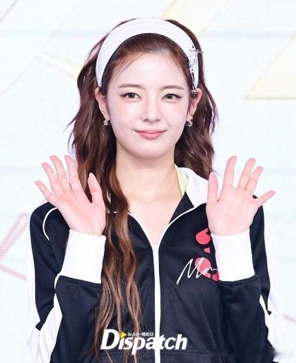 15日，#ITZY[超话]# 携新迷你专辑《GOLD》举行制作发布会活动。 ​​