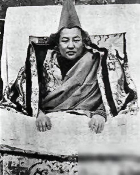 1943年，向国家捐献30架飞机、一万多张羊皮的五世嘉木样活佛——丹贝坚赞，留下