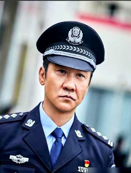 最近刷到《罪证》这部30集扫黑悬疑剧，陈宝国、黄志忠一出手，豆瓣8.1也就不奇怪