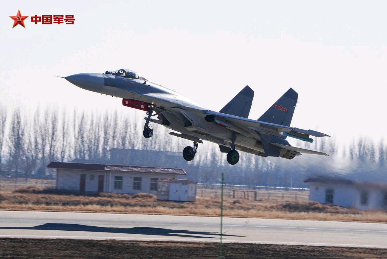 西部战区空军的歼-11BG改进型四代战斗机新年开训，BG最好是别的就是灰色的机头