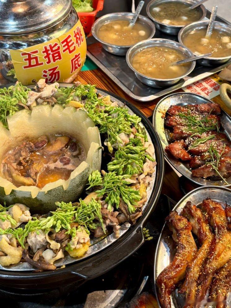 昨天去融创吃了冬瓜盅鸡煲，因为忙了一天招聘领导说犒劳下我们，美食果然能治愈焦虑！