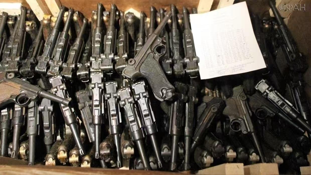 俄罗斯家底真是太恐怖了。

在俄罗斯西伯利亚地区深处的秘密仓库里，还锁着成箱成箱