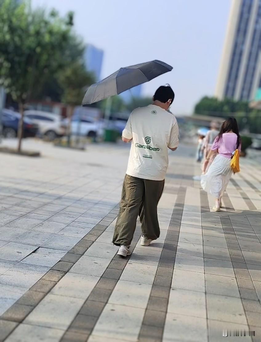 男生夏天打伞会被说“娘”吗？