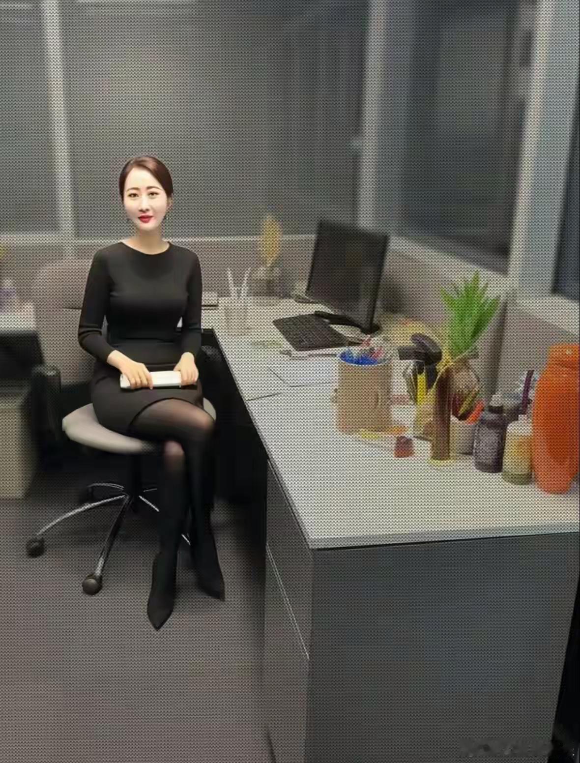 这是我们老板刚招的秘书，月薪3万，平均下来日薪1000，你们说说，我老板是不是给