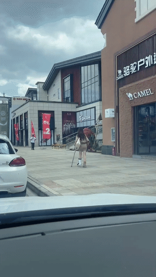 都已经这样了，竟然还出来逛街？
这是有多大的瘾啊？
还是头一次见到有人拄着双拐逛
