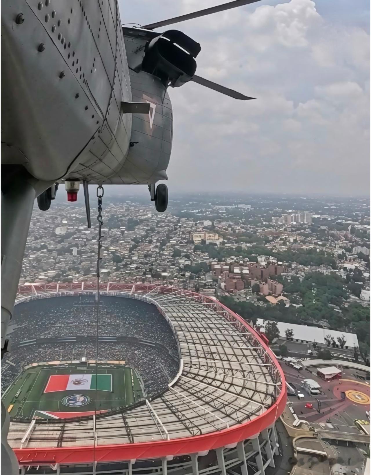 墨西哥空军，也就能给世界杯助助兴。2026年美加墨世界杯在墨西哥城阿兹特克体育场